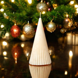 Świeca o zapachu choinki Dekoracyjna świeca w kształcie nowoczesnej choinki - 230 ml - Biała - Zapach Christmas Balsam