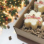 Zestaw - Świąteczna Paczka Radości - Czerwone Wstęgi - 6 świeczek - Dekoracja na Boże Narodzenie - Zapach Christmas Balsam Zestaw - Świąteczna Paczka Radości - Czerwone Wstęgi - 6 świeczek - Dekoracja na Boże Narodzenie - Zapach Christmas Balsam